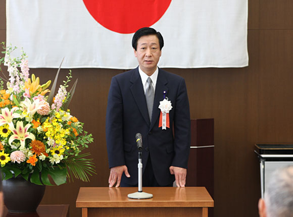 挨拶する中村新会長