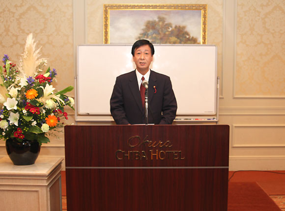 挨拶をする中村会長