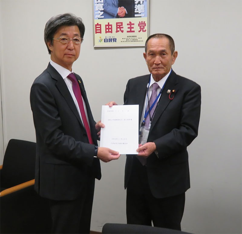 石井準一・参議院議員(左)に要望書を提出する市原会長