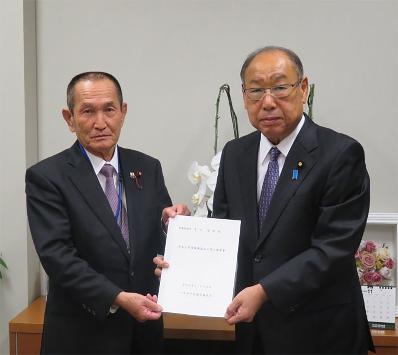 豊田俊郎・参議院議員(右)に要望書を提出する市原会長