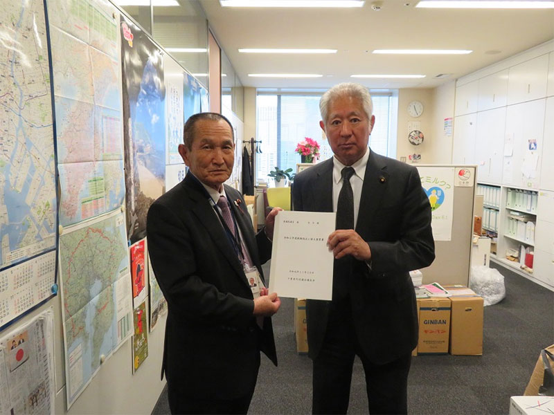 森英介・衆議院議員(右)に要望書を提出する市原会長