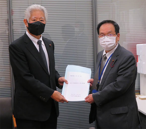 森英介・衆議院議員(左)に要望書を提出する野村会長