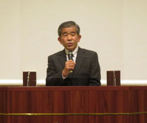 講演する望月事務総長