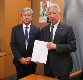 森英介・衆議院議員(右)に要望書を提出し、固定資産税の安定的確保等を要望する松野会長