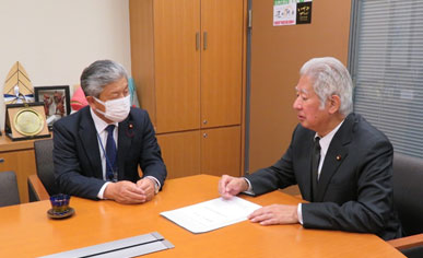 森英介・衆議院議員(右)に要望書を提出する松野会長