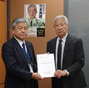 森英介・衆議院議員(右)に要望書を提出する松野会長