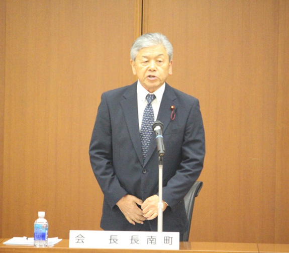 挨拶を述べる松野会長