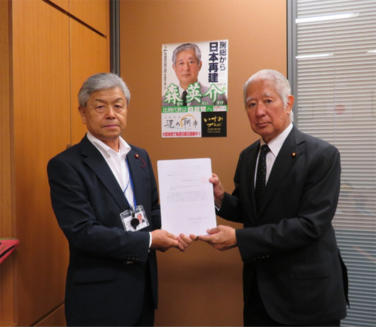 森英介・衆議院議員(右)に要望書を提出する松野会長
