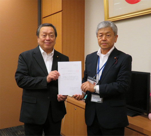 浜田靖一・衆議院議員(左)に要望書を提出する松野会長